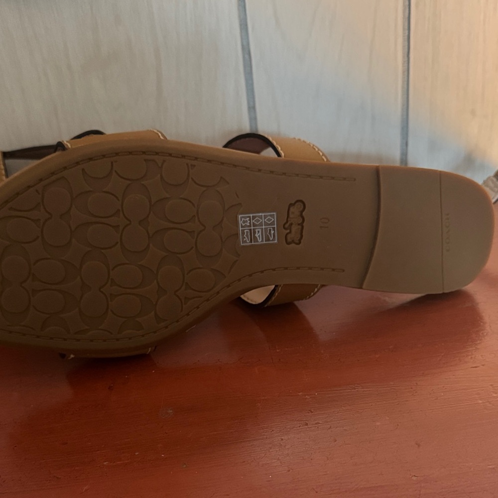 👡🤎🐎Coach Tan Leather Sandals with Gold Accents - Picture 5 of 6